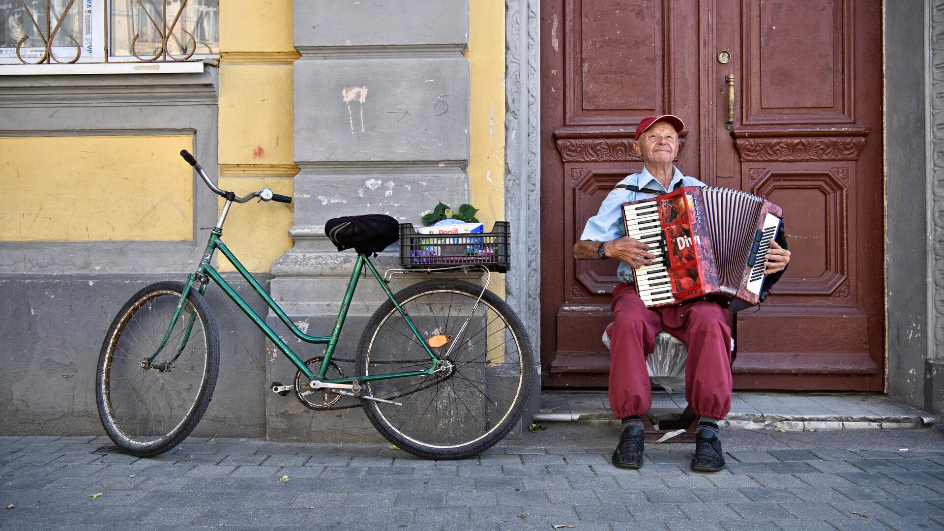 Мужчина на улице в городе Гвардейске - ПРАЙМ, 1920, 08.05.2024