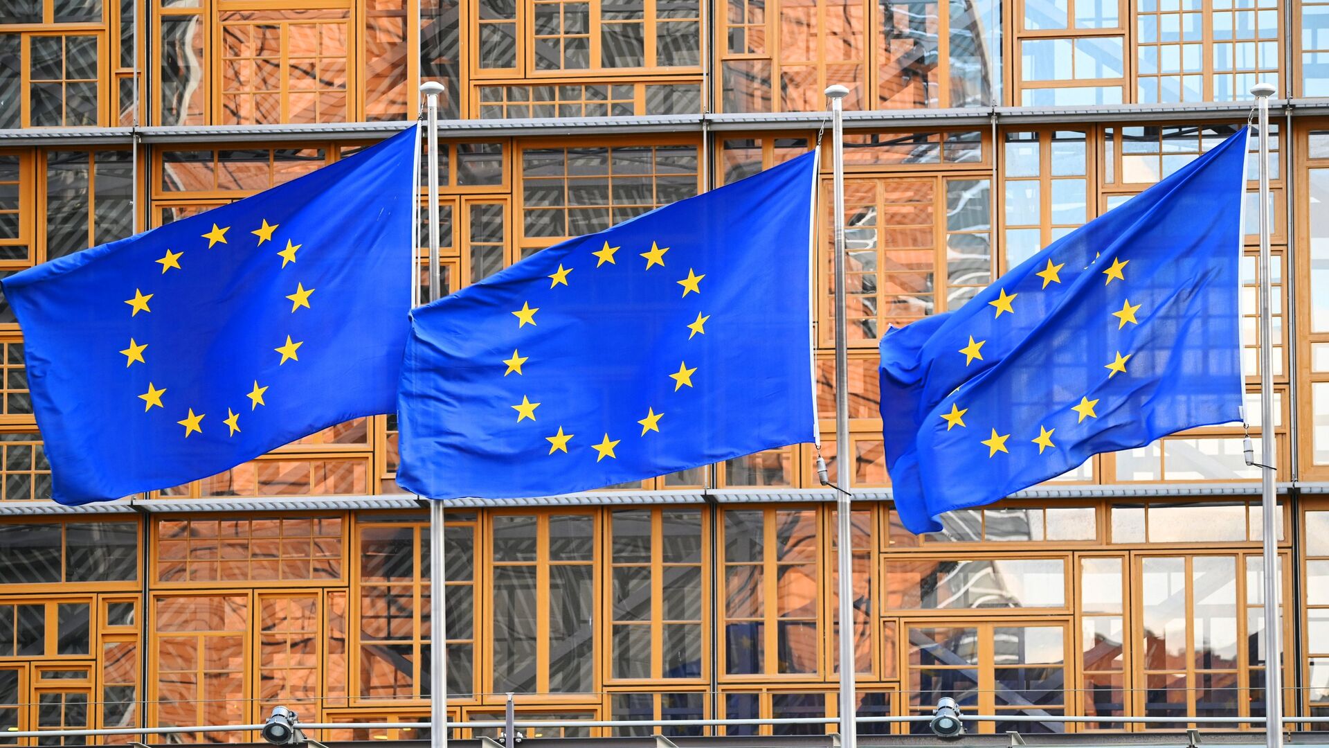 Флаги с символикой Евросоюза в Брюсселе - ПРАЙМ, 1920, 18.03.2023