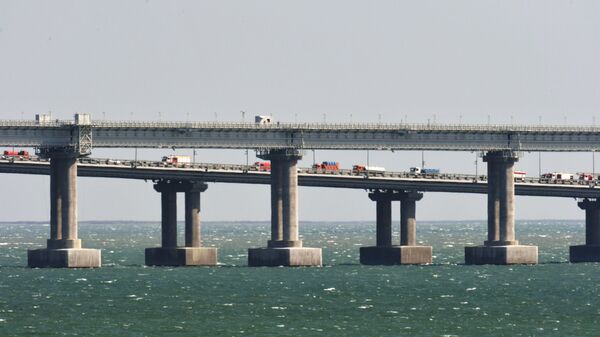 У Крымского моста выстроилась очередь из сотен автомобилей