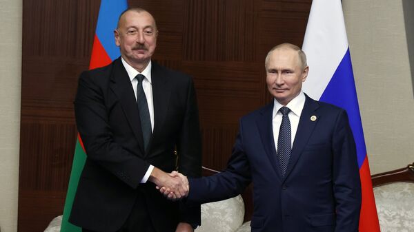 Президент РФ Владимир Путин и президент Азербайджана Ильхам Алиев (слева)