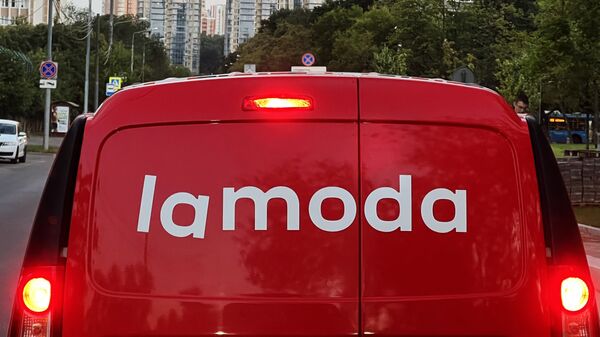 Машина с символикой интернет-магазина одежды LaModa