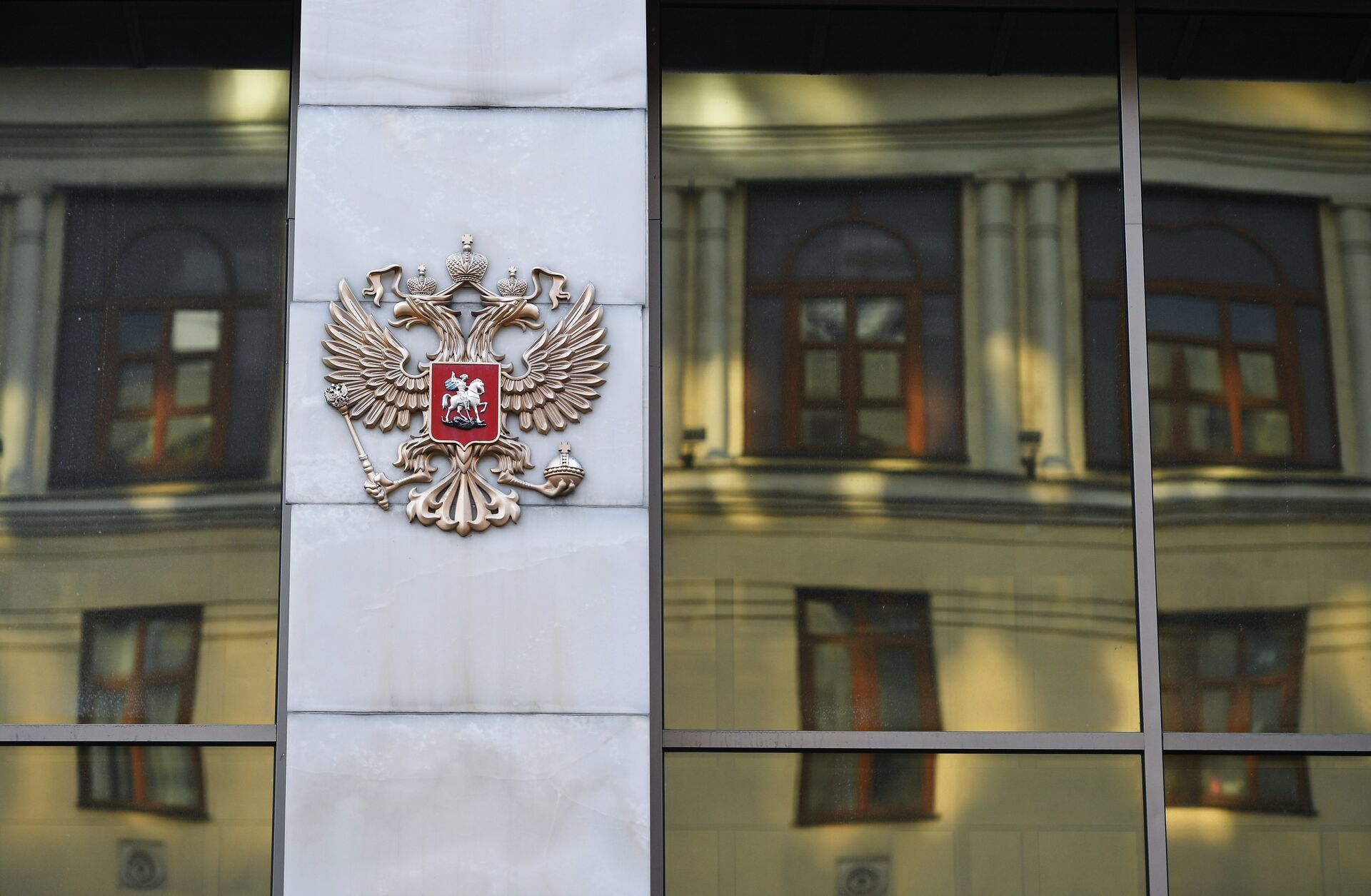 Герб на здании Совета Федерации РФ - ПРАЙМ, 1920, 23.12.2022