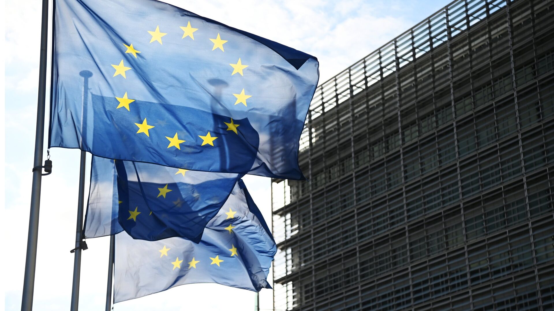 Флаги с символикой Евросоюза у здания Еврокомиссии в Брюсселе - ПРАЙМ, 1920, 25.07.2023