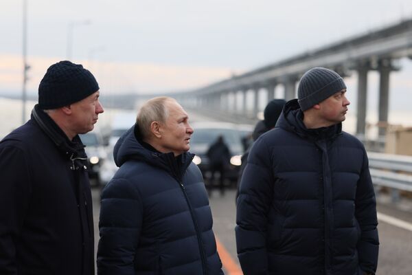 Президент РФ В. Путин проехал по Крымскому мосту