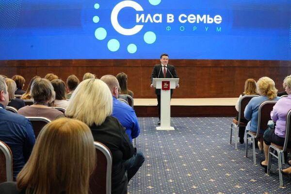 Губернатор Подмосковья Воробьев наградил семьи, взявшие на воспитание детей из ДНР и ЛНР