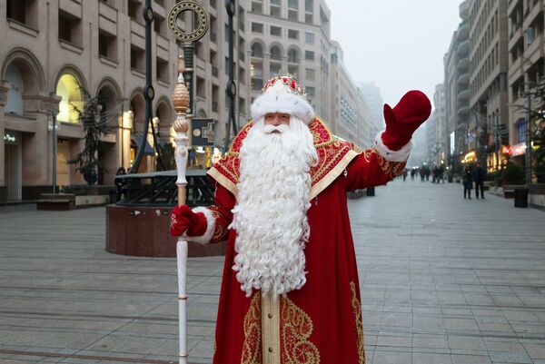 Российский Дед Мороз посетил Ереван