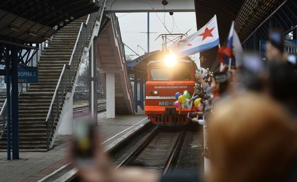 Прибытие пассажирского поезда  Таврия в Крым