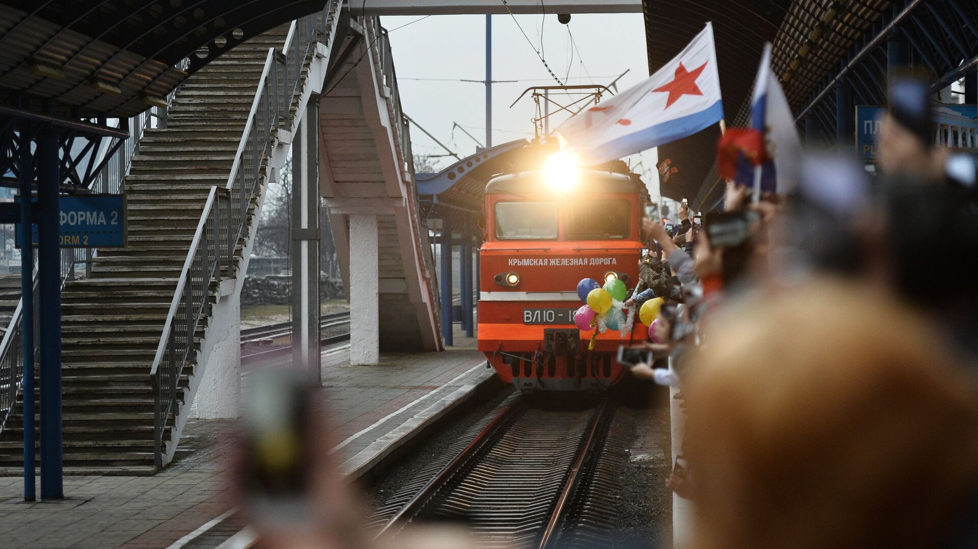 Прибытие пассажирского поезда  Таврия в Крым - ПРАЙМ, 1920, 17.07.2024