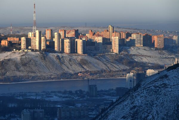 Вид из фанпарка Бобровый лог на левобережный микрорайон Студенческий городок и жилой комплекс Орбита в Красноярске.