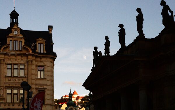 Скульптуры на крыше Мельничной колоннады в городе Карловы Вары.