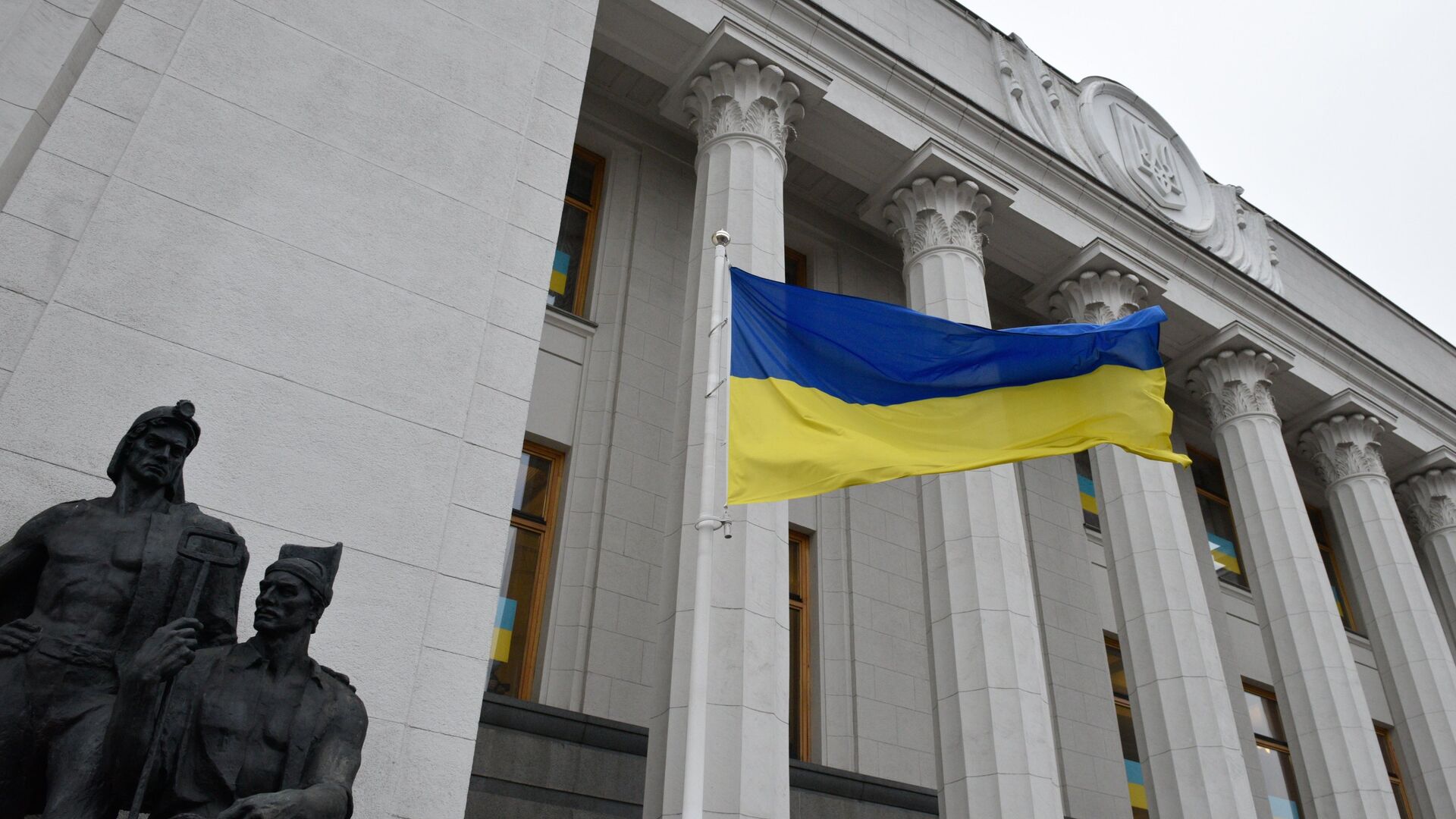 Флаг Украины у здания Верховной рады - ПРАЙМ, 1920, 13.04.2023