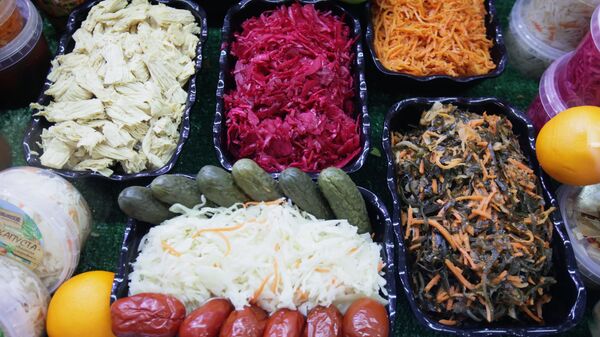 Прилавок с маринованными овощами и соленьями