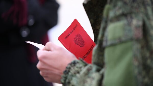 Военный билет в руках мужчины
