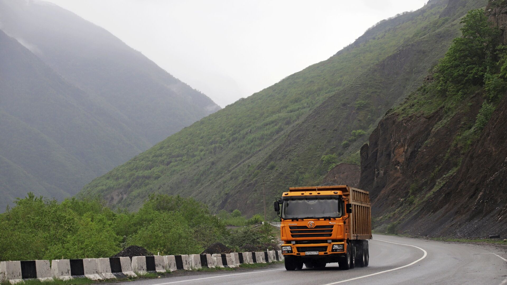 Грузовой автомобиль на трассе Грузовой автомобиль на трассе - ПРАЙМ, 1920, 06.12.2025