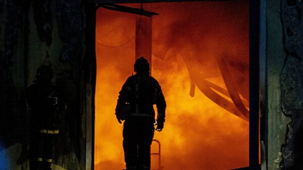 В Крыму загорелся склад на тысячу квадратных метров