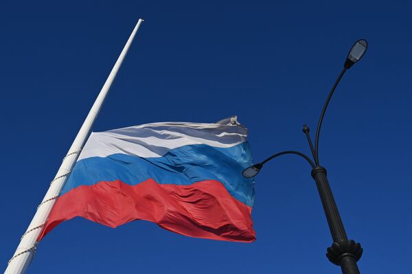 Флаг на набережной реки Амур в Благовещенске.