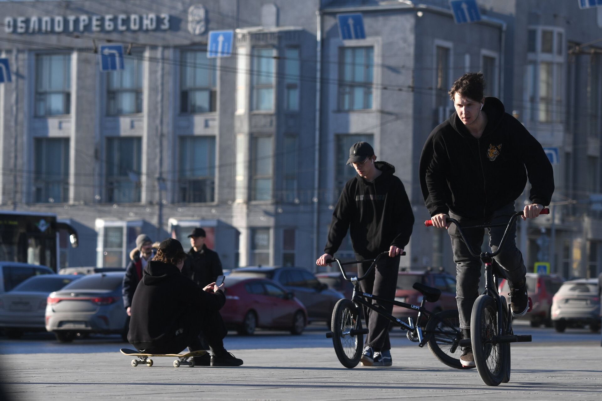 Подростки на велосипедах в Театральном сквере в Новосибирске. - ПРАЙМ, 1920, 06.12.2023