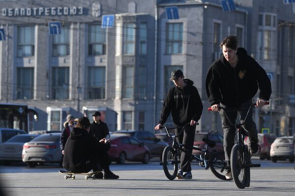Подростки на велосипедах в Театральном сквере в Новосибирске.