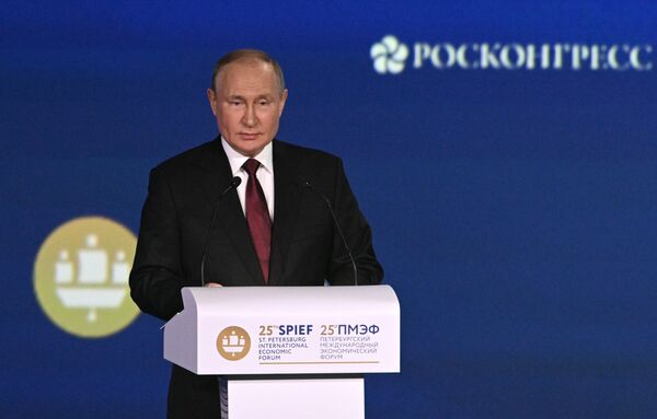 Президент РФ В. Путин принял участие в работе ПМЭФ