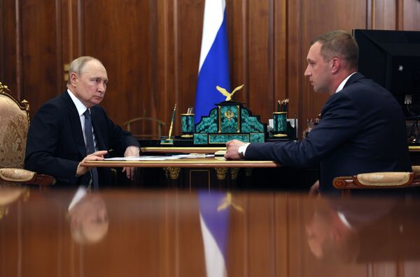 Встреча президента РФ В. Путина с губернатором Саратовской области Р. Бусаргиным