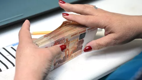 Рубли, купюры номиналом пять и десять рублей