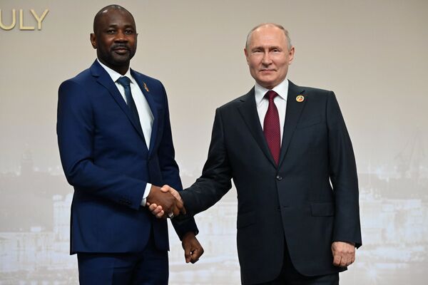 Президент РФ В. Путин провел церемонию официальной встречи глав делегаций - участников II Cаммита Россия - Африка
