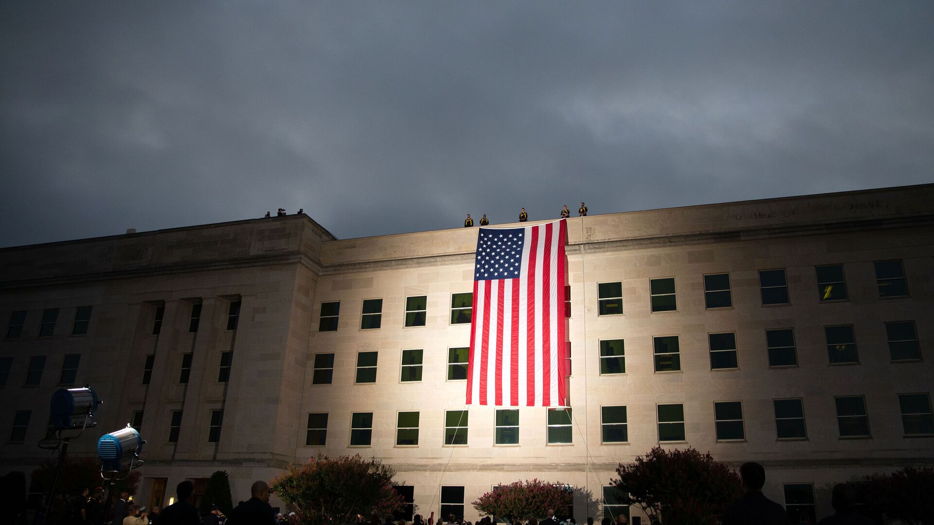 Американский флаг на здании Пентагона, Вашингтон, США - ПРАЙМ, 1920, 18.05.2024