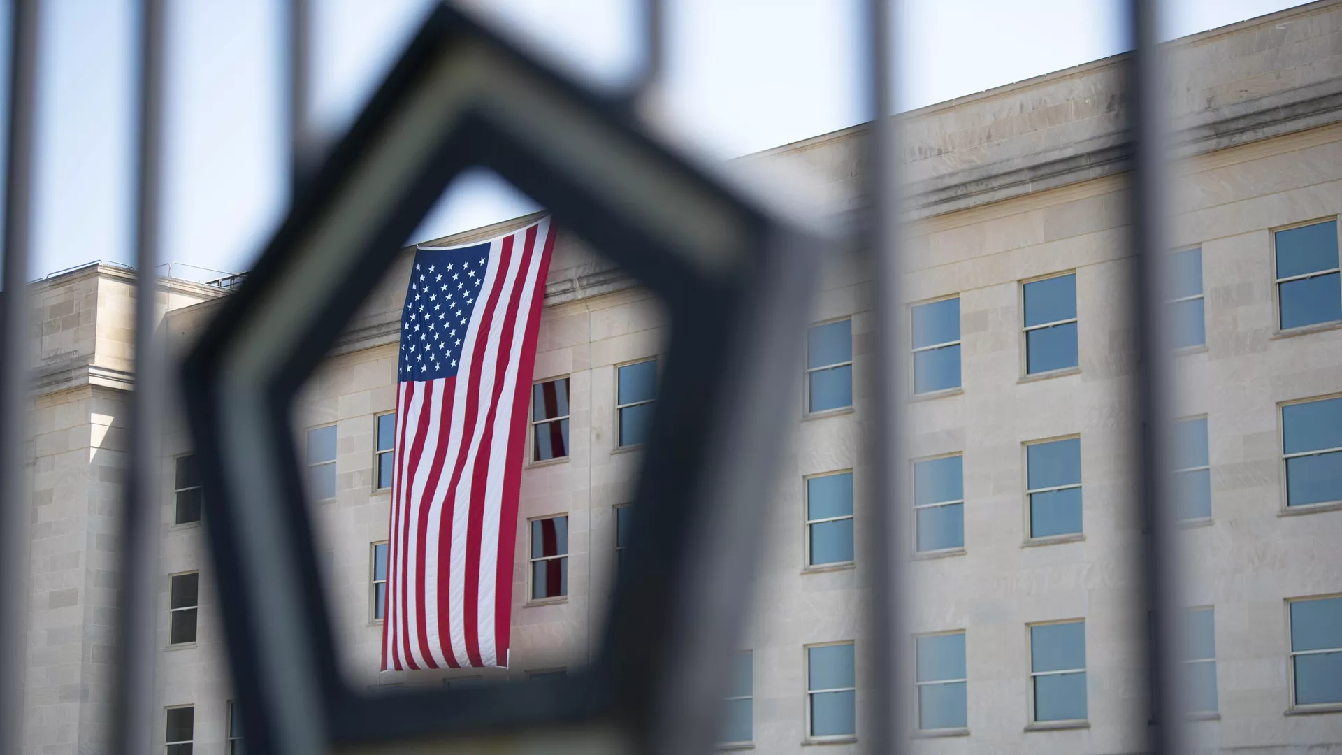 Американский флаг на здании Пентагона, Вашингтон, США - ПРАЙМ, 1920, 15.03.2024