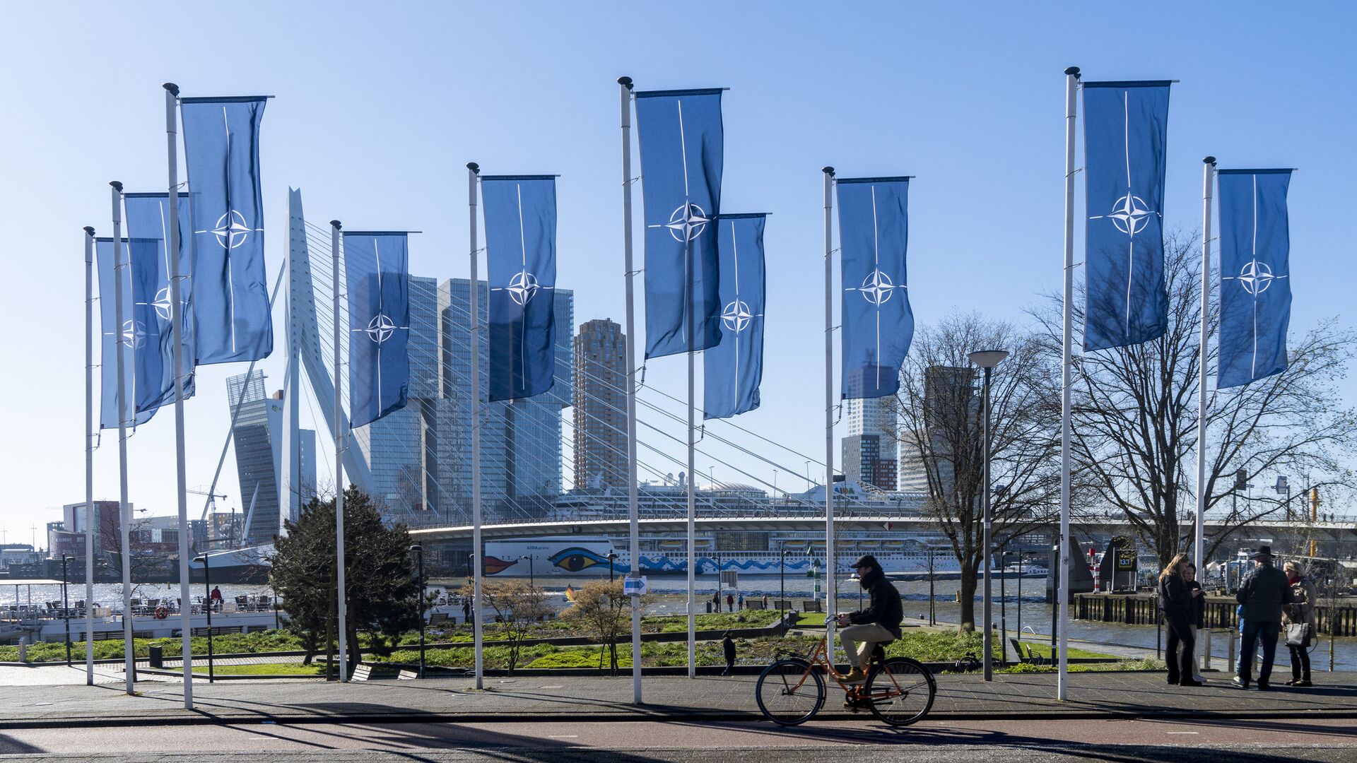 Флаги НАТО в Роттердаме, Нидерланды - ПРАЙМ, 1920, 01.03.2024