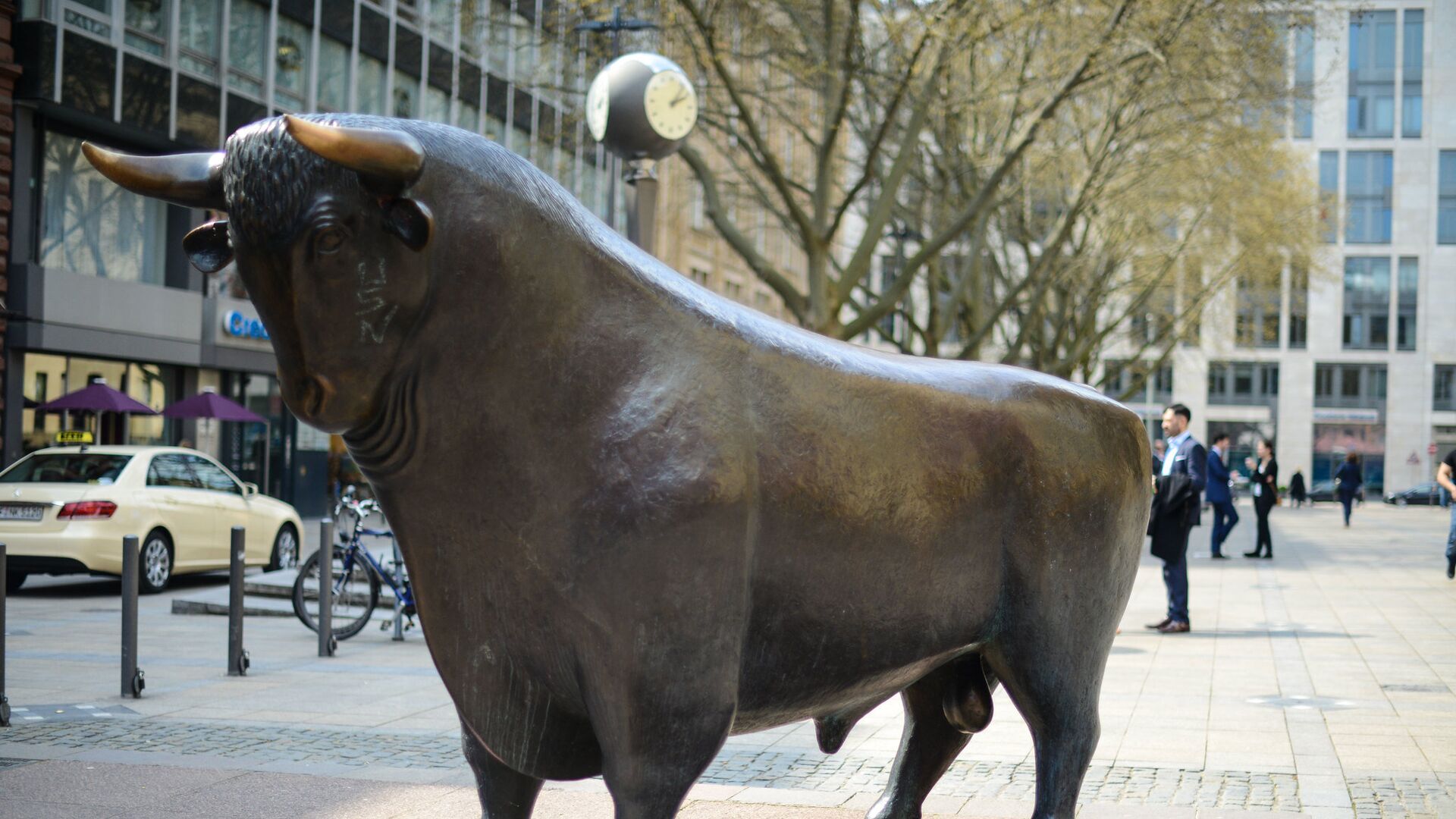 Статуя быка около Франкфуртской фондовой биржи, Германия - ПРАЙМ, 1920, 21.08.2023