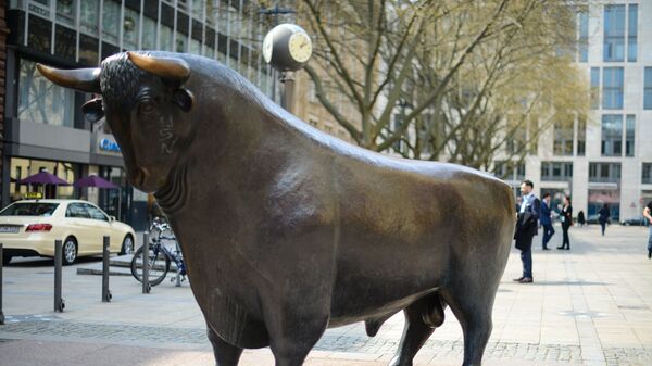 Статуя быка около Франкфуртской фондовой биржи, Германия