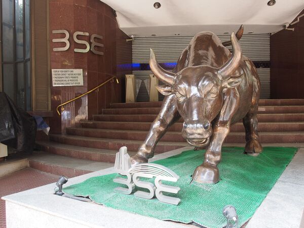 Статуя быка около входа в Бомбейскую фондовую биржу, Индия