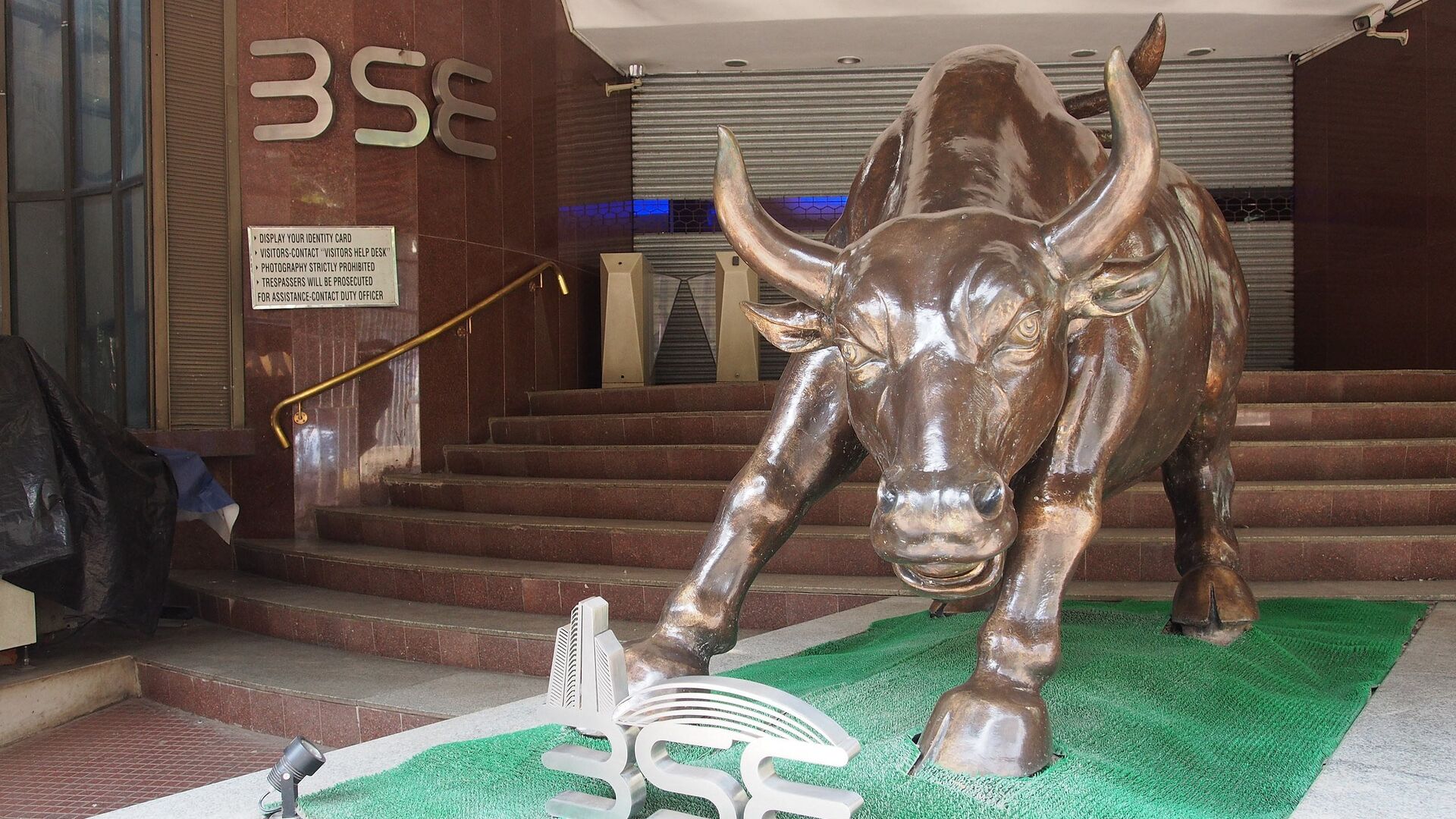 Статуя быка около входа в Бомбейскую фондовую биржу, Индия - ПРАЙМ, 1920, 19.11.2023