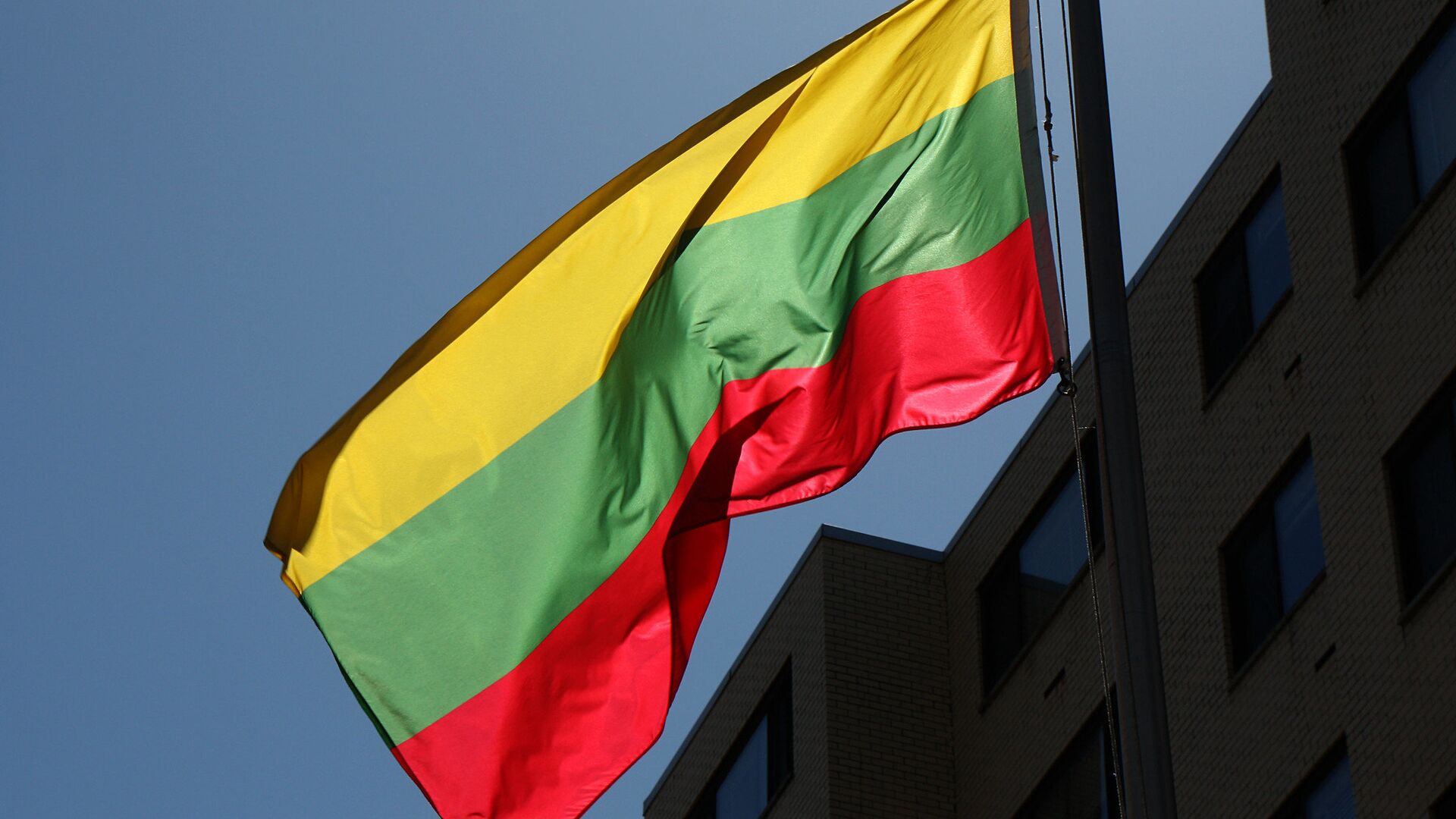 Флаг Литвы на здании посольства в Вашингтоне - ПРАЙМ, 1920, 04.05.2024