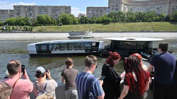 Очередь из желающих прокатиться на электрических речных судах в Москве
