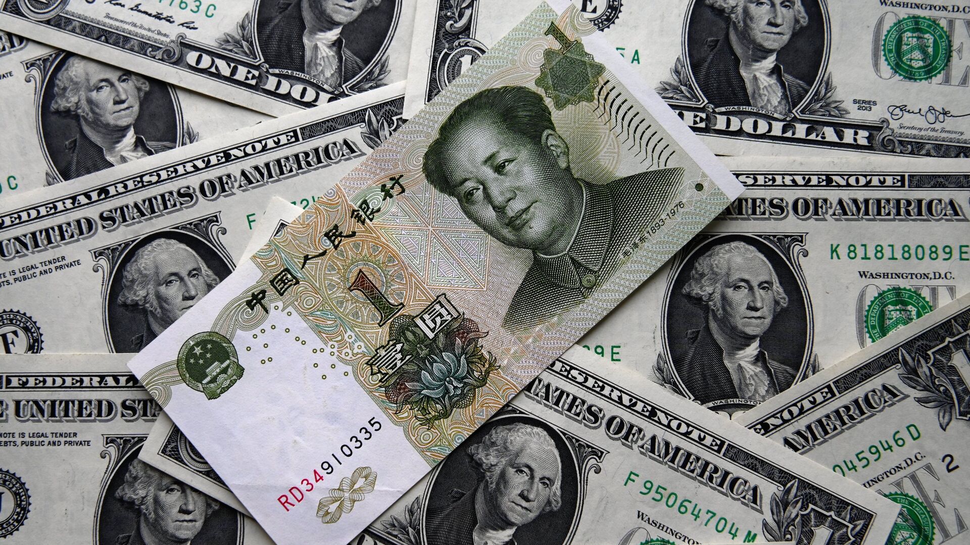 Денежные купюры китайских юаней и долларов США - ПРАЙМ, 1920, 04.09.2023
