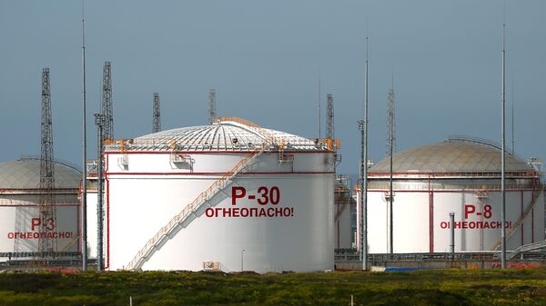 Емкости для хранения нефтепродуктов на территории Таманского терминала навалочных грузов