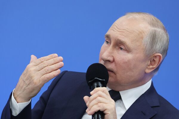 Президент РФ В. Путин посетил мастерскую управления Сенеж