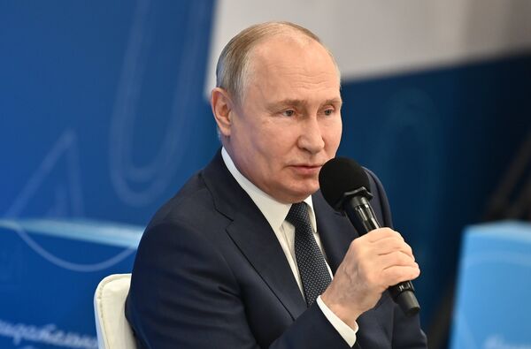 Президент РФ В. Путин посетил мастерскую управления Сенеж