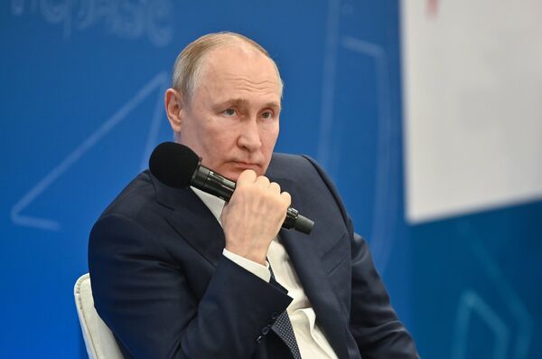 Президент РФ Владимир Путин в мастерской управления Сенеж