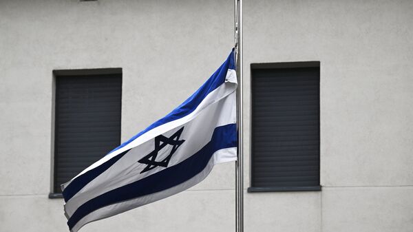 Израильский флаг у посольства страны в Москве