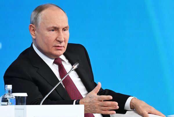 Президент РФ В. Путин выступил на пленарном заседании форума РЭН-2023