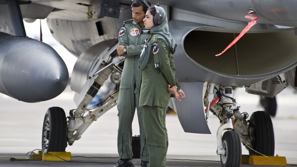 Военнослужащие ВВС Пакистана во время тренировок на F-16 на базе в США