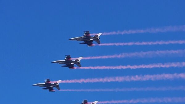 Истребители F-16 во время авиапарада 