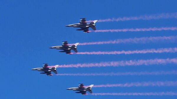 Истребители F-16 во время авиапарада 