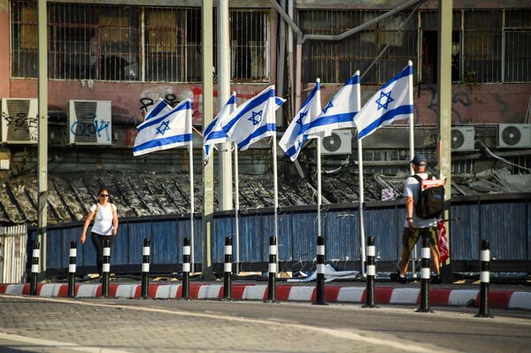 Прохожие на мосту в Тель-Авиве