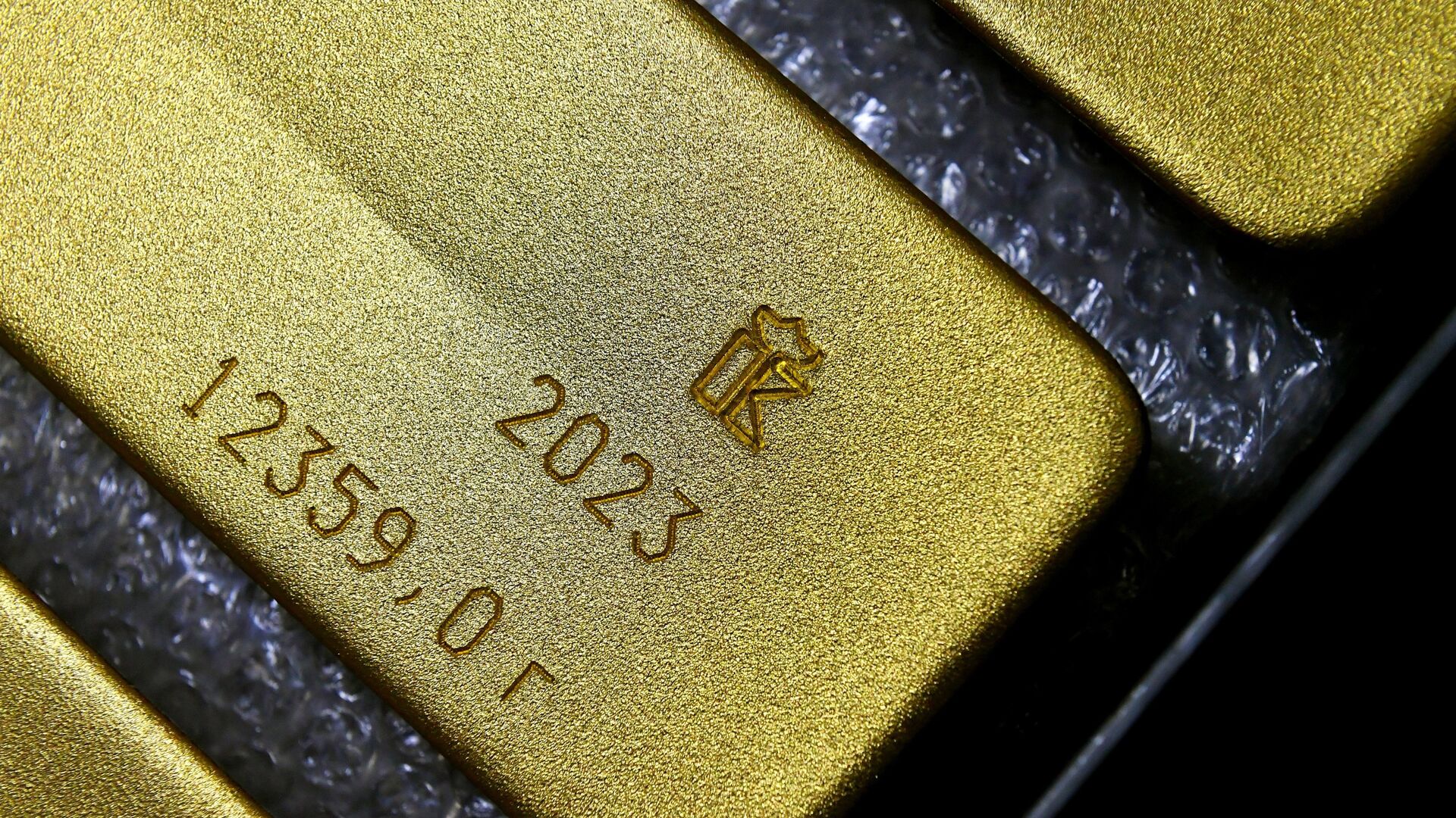 Готовые маркированные слитки золота высшей пробы 99,99% чистоты - ПРАЙМ, 1920, 17.01.2024