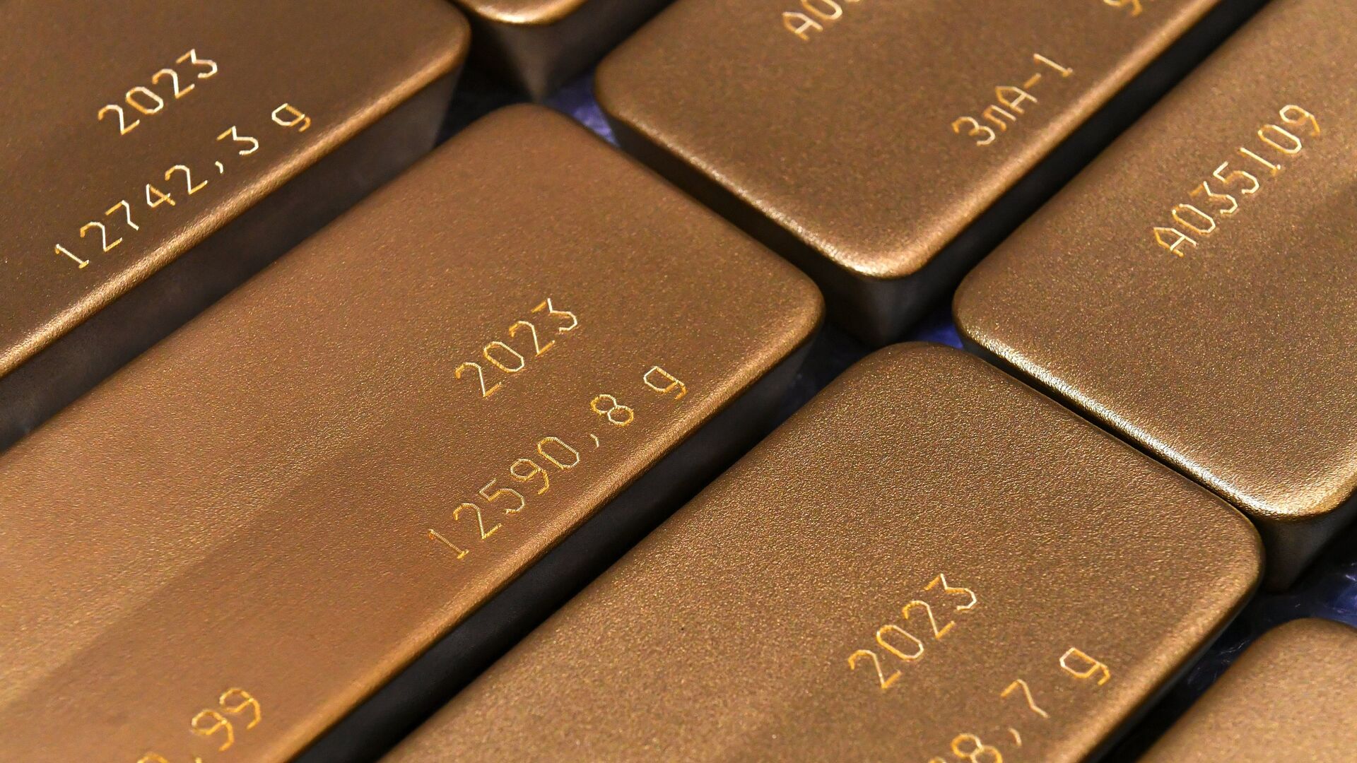 Готовые маркированные слитки золота высшей пробы 99,99% чистоты - ПРАЙМ, 1920, 09.01.2024