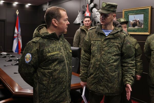 Зампред Совбеза РФ Д. Медведев посетил полигон Алабино