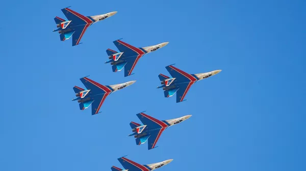 Выступление пилотажной группы ВКС России Русские витязи на истребителях Су-30СМ на Международном авиационно-космическом салоне Dubai Airshow-2023 в Дубае